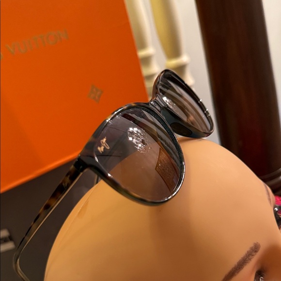 Stylish Ray-Ban brownish blue- green Sunglasses in a new condition ??